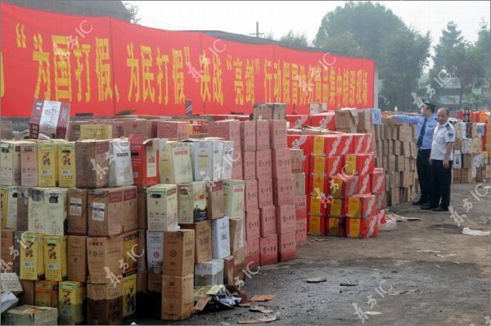 Уничтожение подделок в Китае (15 фото)